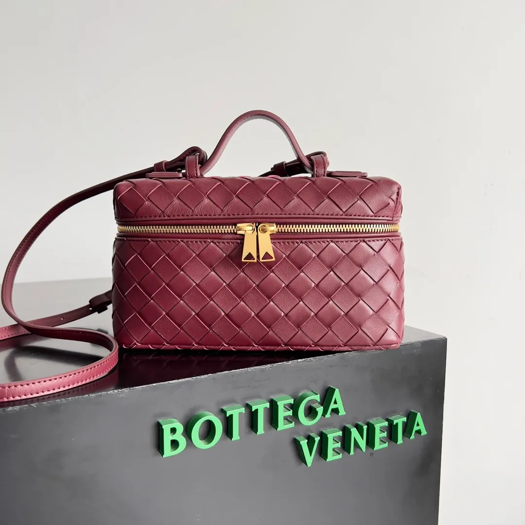 Batch 1360 Bottega Veneta 24 spring and summer woven zipper crossbody bag. A crossbody bag that can be used as a cosmetic bag. The exquisite weaving and compact body are an indispensable accessory for the upcoming summer. The double zipper also better protects the bag. It has a large capacity. If you like it, don’t miss it. Style number: 789109 Size: 22*12.5*5cm